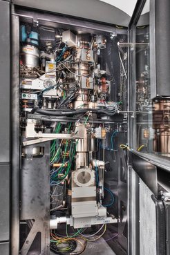 300kV Kryo-Elektronenmikroskop FEI Titan Krios (geöffnet) mit X-FEG, Cs-Korrektor, Volta-Phasenplatte, Falcon III-Kamera, Gatan QuantumLS Energiefilter + K2 Kamera