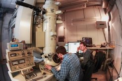 300kV Kryo-Elektronenmikroskop JEOL JEM 3200FSC mit Feldemissionskathode (FEG) und in-column W-Energiefilter