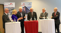 Gesprächsrunde (v.l.n.r.) : Prof. Dr. Stefan Raunser, Direktor am Max-Planck-Institut für molekulare Physiologie, die Rektorin der TU Dortmund Prof. Dr. Ursula Gather, der Oberbürgermeister Ullrich Sierau, der Bundespräsident Frank-Walter Steinmeier, der NRW Minister für Bundes- und Europaangelegenheiten Dr. Stephan Holthoff-Pförtner, der Geschäftsführer des LDC Dr. Peter Nussbaumer.