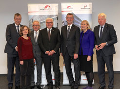 v.l.n.r. : Prof. Dr. Jörg Ingo Baumbach, B. Braun Melsungen AG, Leiterin des COMAS Dr. Sonja Sievers, der NRW Minister für Bundes- und Europaangelegenheiten Dr. Stephan Holthoff-Pförtnerdie Rektorin der TU Dortmund Prof. Dr. Ursula Gather, der Bundespräsident Frank-Walter Steinmeier der Geschäftsführer des TZDO Guido Baranowski der Oberbürgermeister Ullrich Sierau
