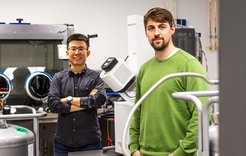 Dr. Michael Grange and Zhexin Wang at the Aquilos Cryo-FIB (Thermo Fisher Scientific)