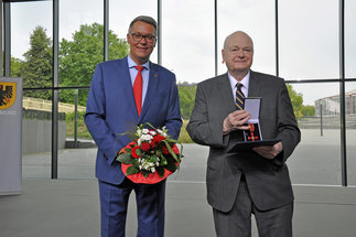 Ehemaliger MPI-Direktor Prof. Dr. Kinne erhält das Bundesverdienstkreuz