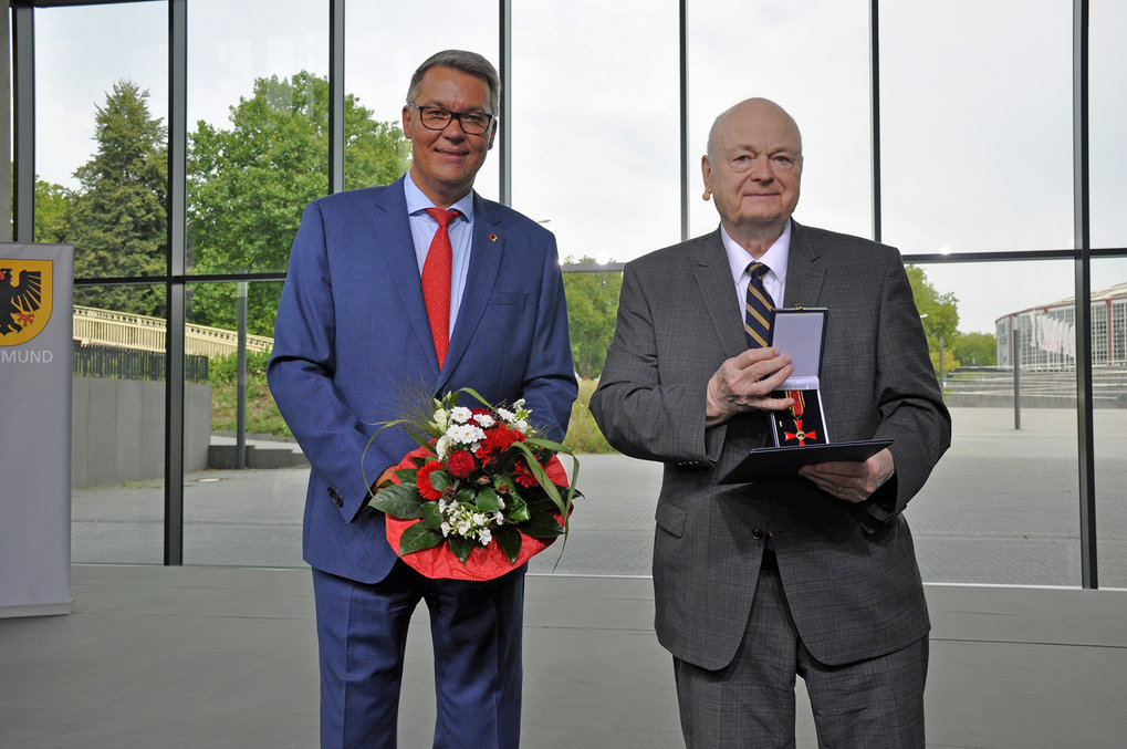 Former MPI Director Prof. Dr Kinne receives the Federal Cross of Merit<br />&nbsp;