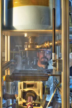 Ultra-rapid cryo-arrest microscope with first-author Jan Huebinger behind the device.