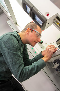 Erstautor Tobias Raisch bei der Probenvorbereitung für die Kryo-Elektronenmikroskopie.