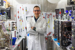 Patrick Günther in the cold lab purifying proteins.