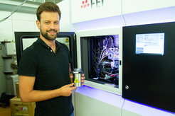 First-author Wout Oosterheert in front of the Talos Arctica Cryo-TEM.