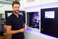 Wout Oosterheert vor dem Talos Arctica Cryo-Transelektronenmikroskop.