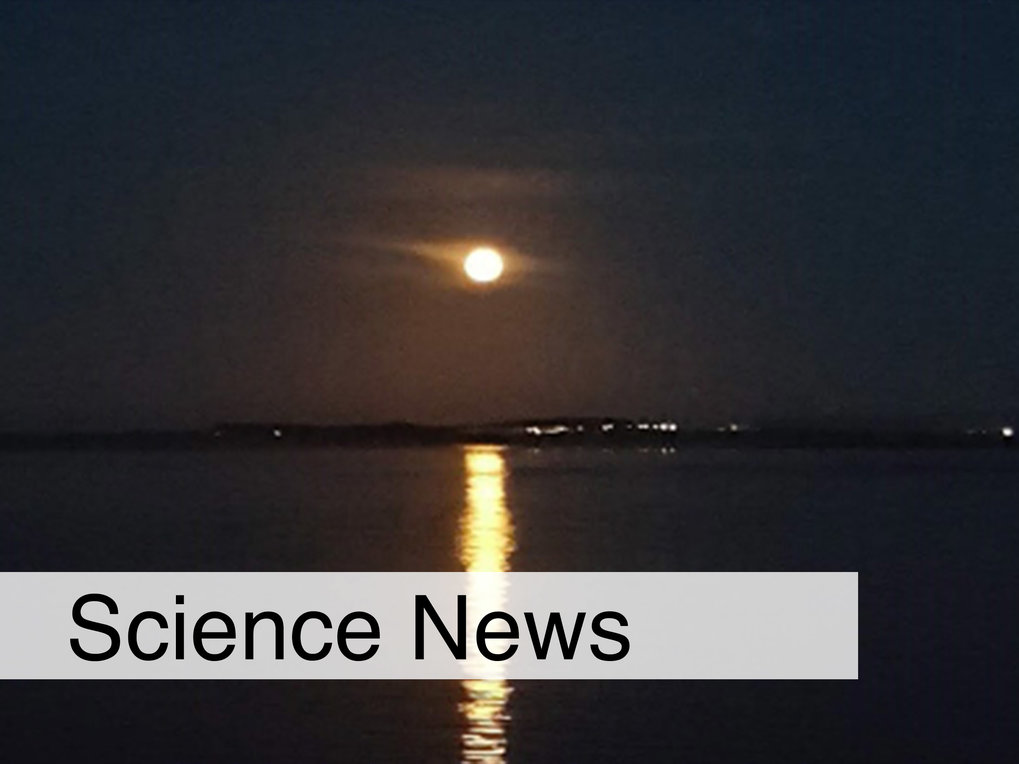Mond über dem Meer