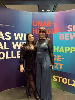 Lina-Oberste Lehn und Celine da Cruz Lopes Guita während der Landesbestenehrung durch die IHK Nordwestfalen