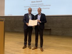 Presentation of the ORCHEM Prize 2024 by Prof Dr Daniel B. Werz (left) as Chairman of the Liebig Association to Dr Malte Gersch (right).